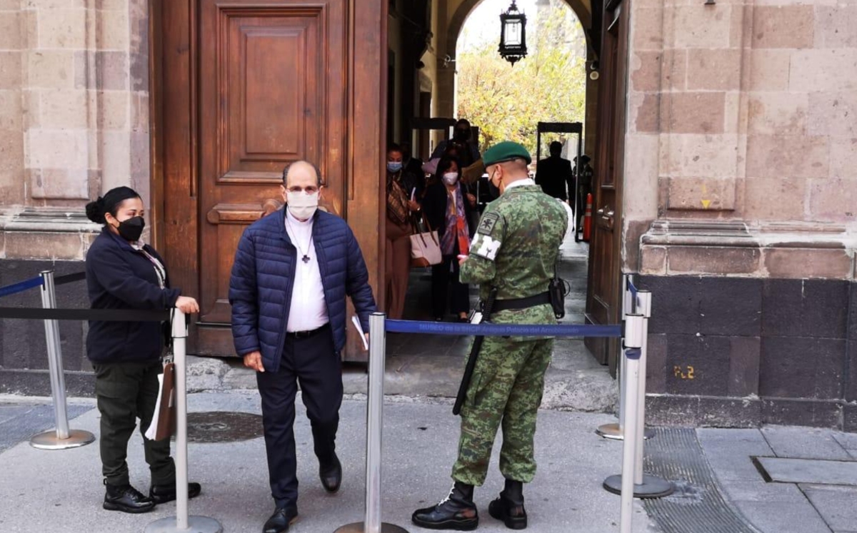 Padre Alejandro Solalinde visita Palacio Nacional. (Pedro Domínguez)