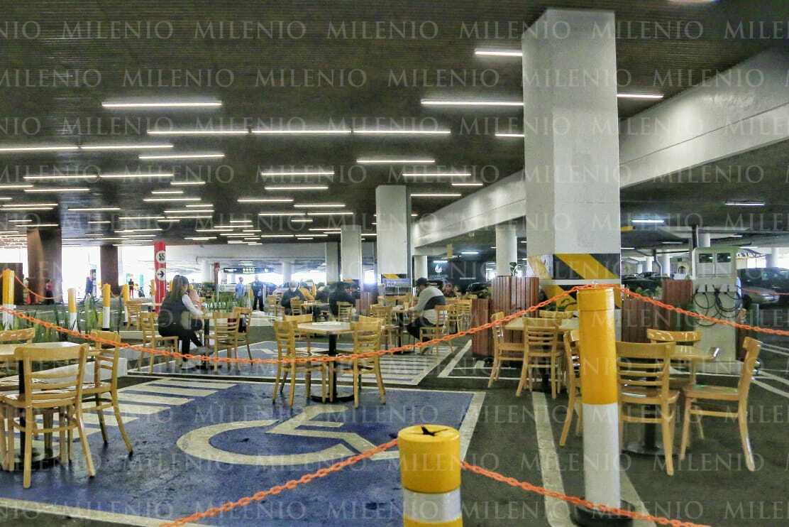 Restauranteros del centro comercial Angelópolis colocan mesas en el estacionamiento. (Andrés Lobato)