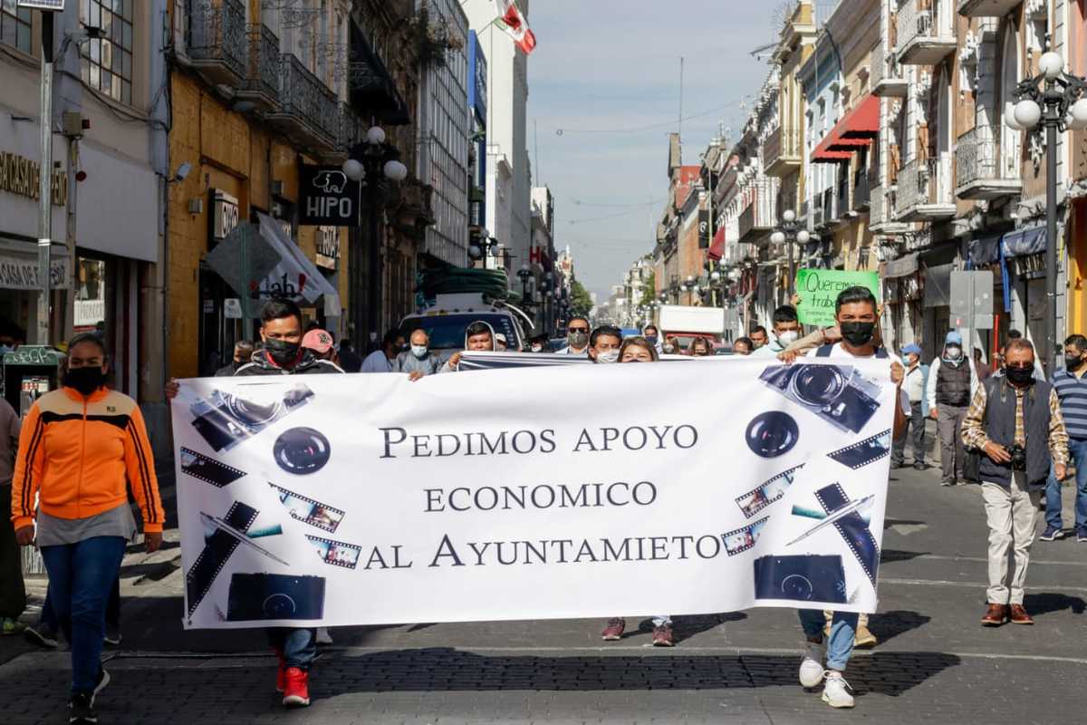 Fotógrafos y camarógrafos de salones sociales se manifiestan en Puebla. (Agencia Enfoque)