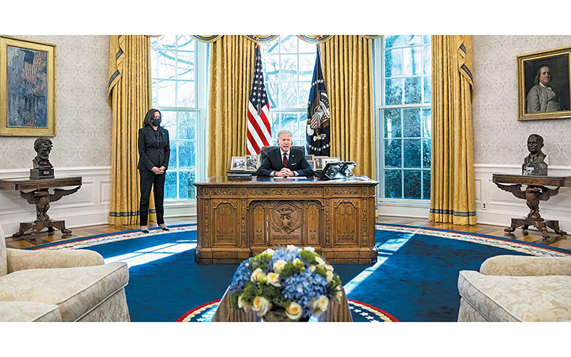 Kamala Harris atestigua el mensaje del mandatario en la Oficina Oval de la Casa Blanca. AP