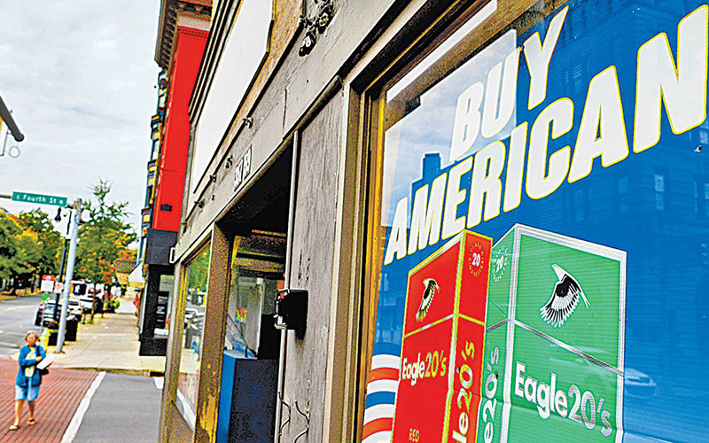 El mandatario firmó una orden ejecutiva que aumenta la apuesta por las reglas "Buy American". (Brian Synder/Reuters)