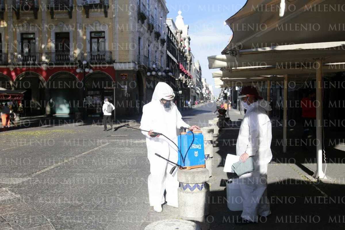 Personal del Ayuntamiento de Puebla labora la desinfección de todas las oficinas. (Andrés Lobato)