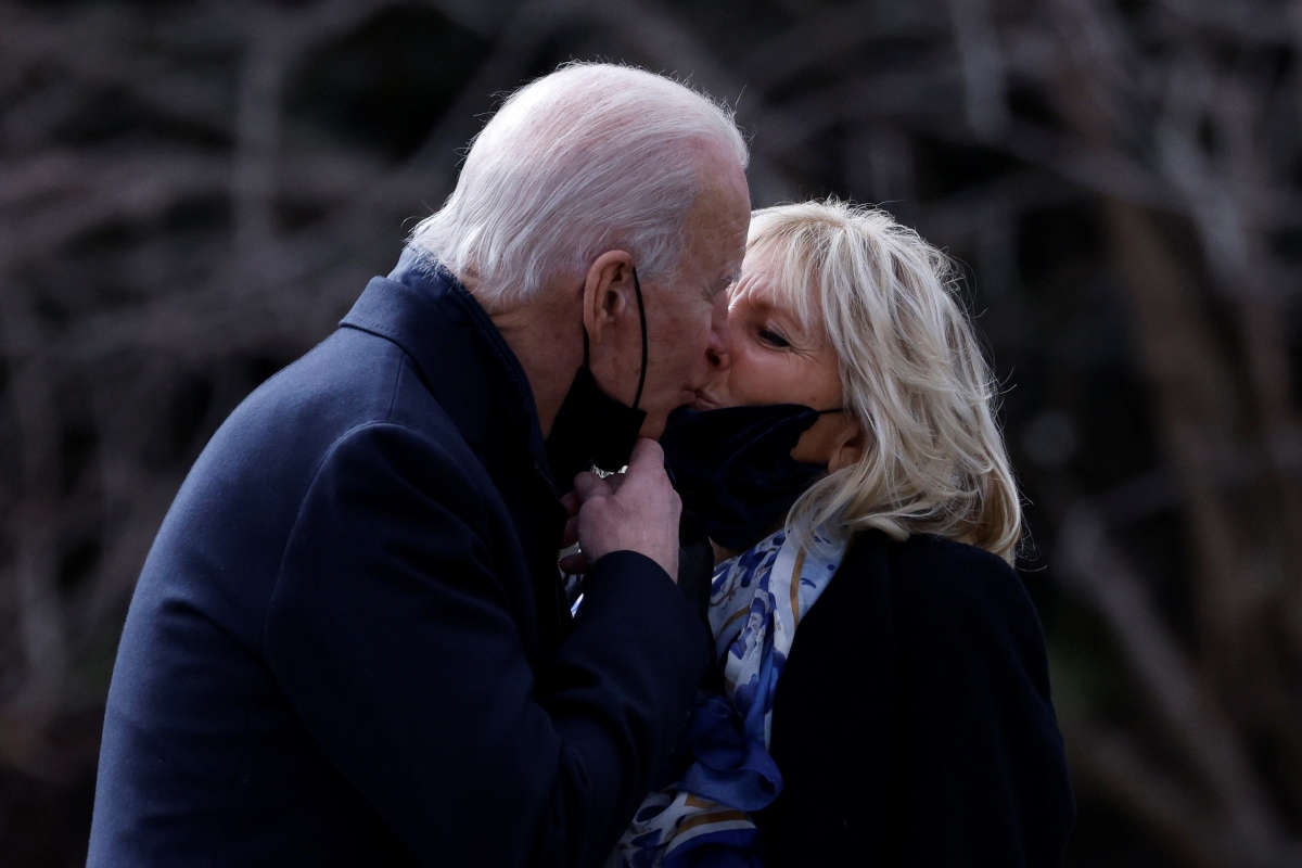 El presidente de Estados Unidos, Joe Biden, despidiéndose de su esposa Jill a las afueras de la Casa Blanca. (Reuters)