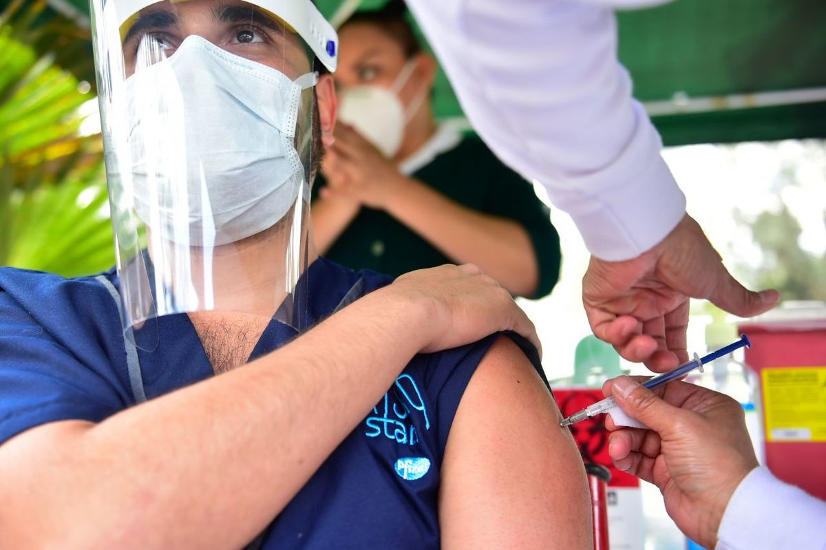 La vacuna de covid-19 ya empezó a aplicarse en su segunda dosis a varios médicos de la CdMx. (Cuartoscuro)