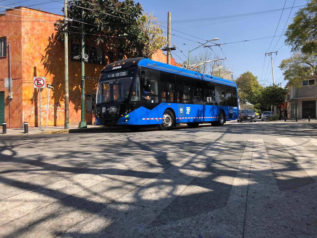 Los autobuses cuentan con seis cámaras que vigilan al interior, ventilación, lugares para personas con discapacidad | Cortesía