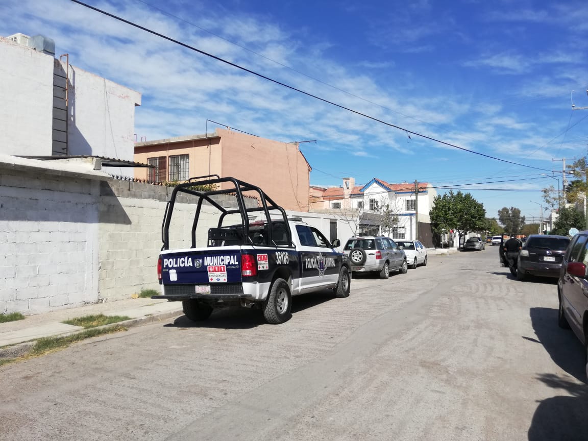 Dos hombres armados que viajaban en una moto amenazaron a la mujer. (Especial)