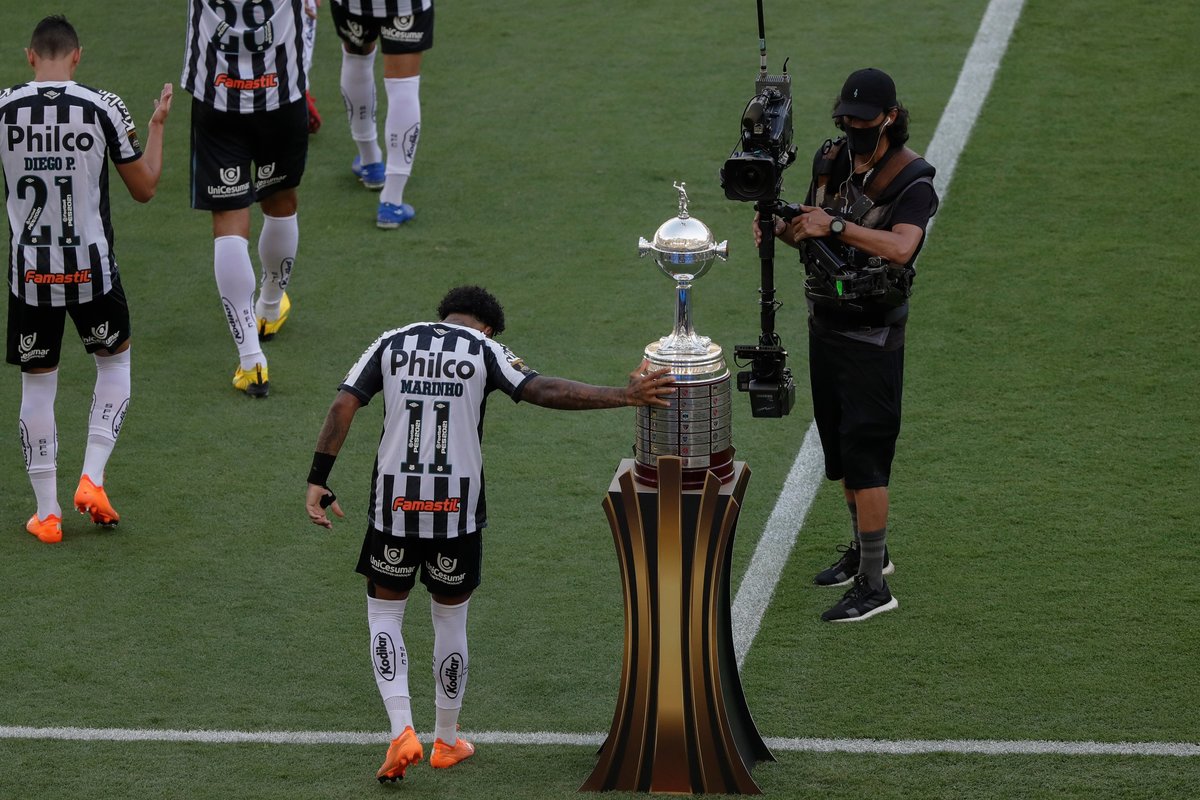 Marinho tocando la Copa Libertadores (Twitter: @Libertadores)