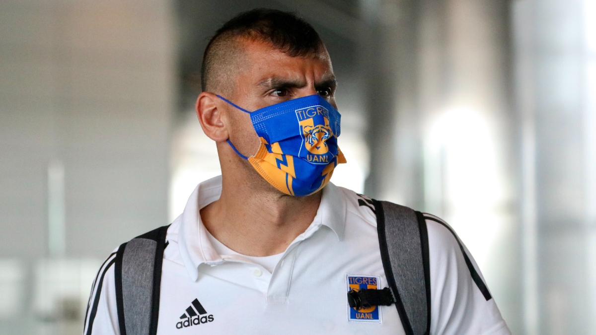 Nahuel Guzmán a su llegada a Qatar (Twitter @TigresOficial)