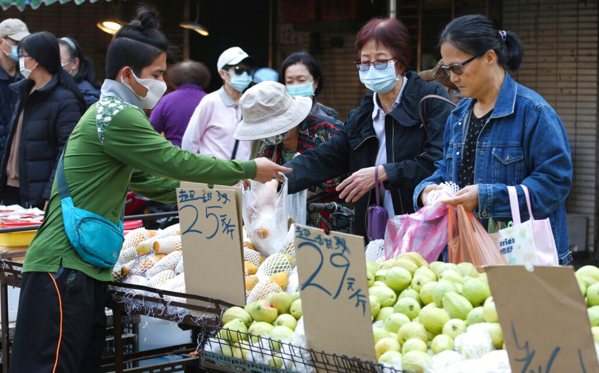 Personas con cubrebocas compran en un mercado en Taipei, Taiwán. (AP)
