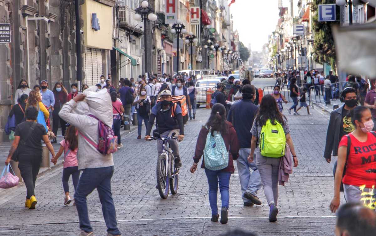 Poblanos abarrotaron las calles del Centro Histórico en el primer fin de semana que la Angelópolis regresa a semáforo rojo. (Melanie Torres)