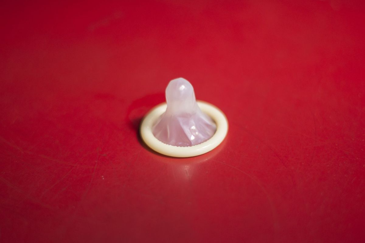 El preservativo masculino, es uno de los métodos anticonceptivos que evita en un 97% embarazos no deseados y previene el contagio de enfermedades de t