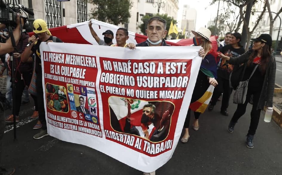 Protestaron contra el gobierno de Sagasti, al que calificaron de dictadura. (Twitter @NoTeVacunes)