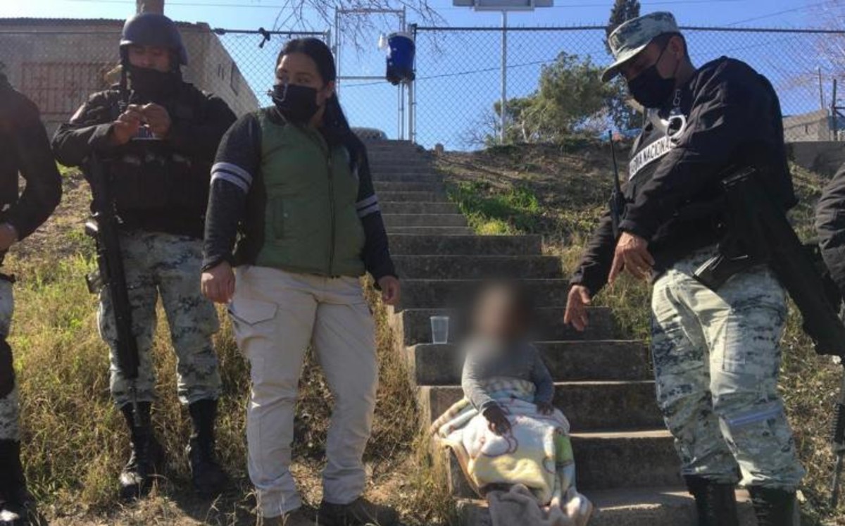 Los agentes y soldados se introdujeron al agua para sacarla y brindarle los primeros auxilios. | Especial