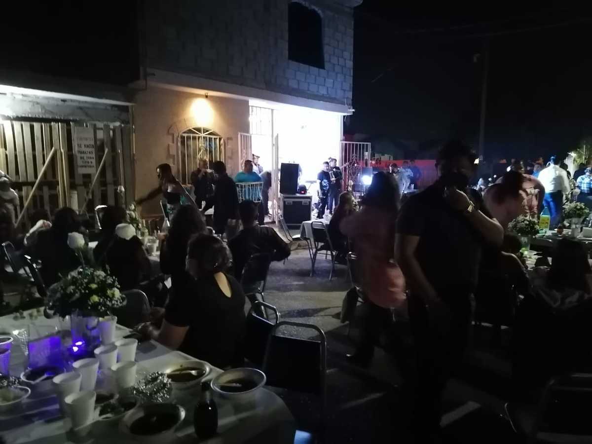 Autoridades municipales clausuraron una boda en plena calle. (Especial)