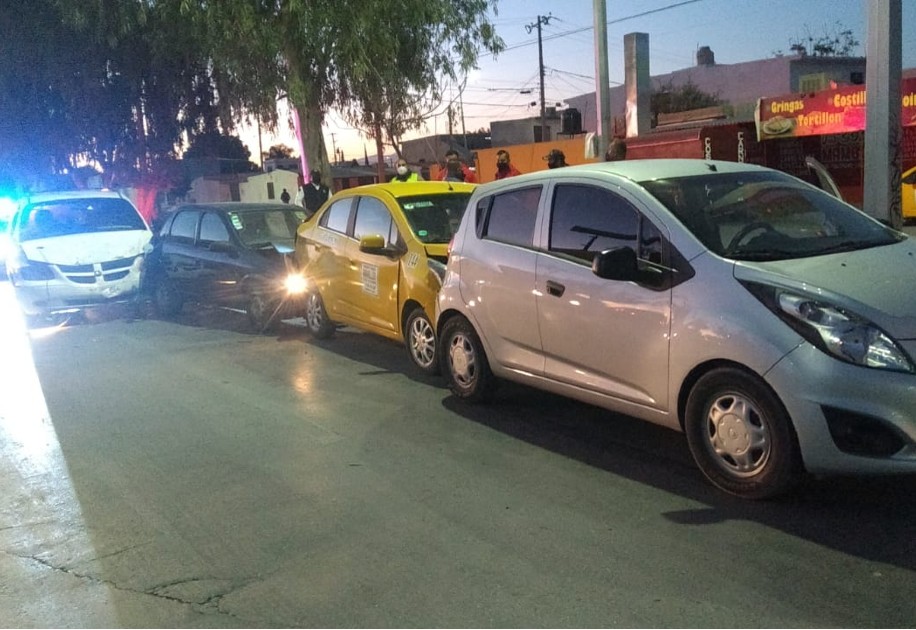 Daños por más de 100 mil pesos fue el resultado de una carambola de cuatro vehículos. (Mileniuo Digital)