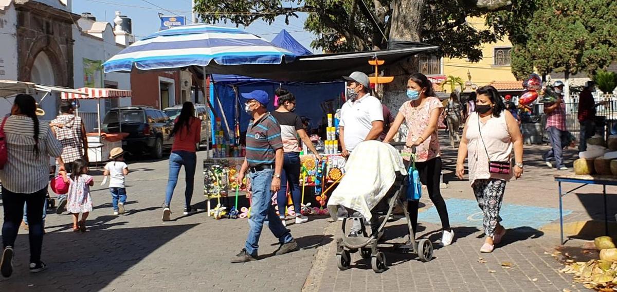 Familias pasean pese a restricciones por coronavirus en Cajititlán (Erick Breguer)