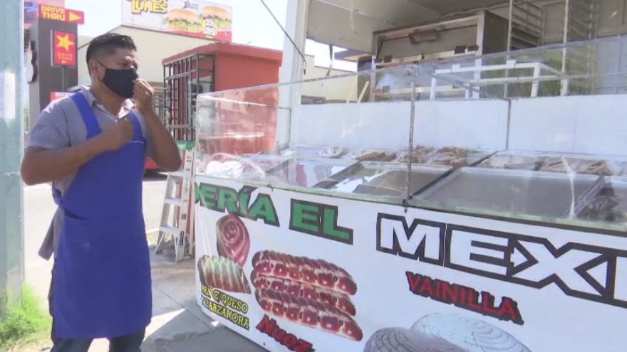 Jorge Luis, el único que puso su puesto de pan de Feria