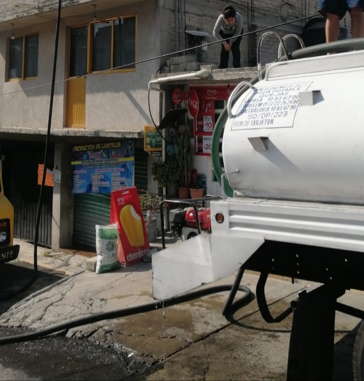 La distribución del líquido en la colonia es a través de pipas. (Especial)