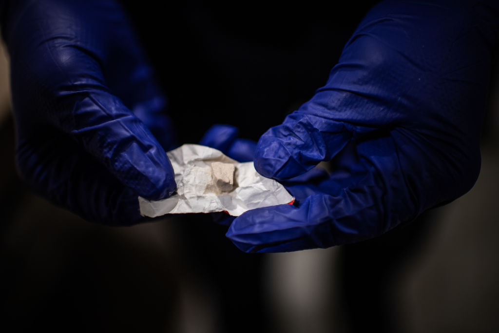 Un miembro de la policía muestra una dosis de heroína incautada en 2019. Foto: Salwan Georges/Getty Images