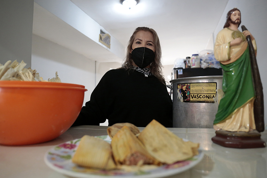 Ella prepara todos los guisados en su casa ubicada en la colonia Ciudad Nazas. (Mauricio Román)