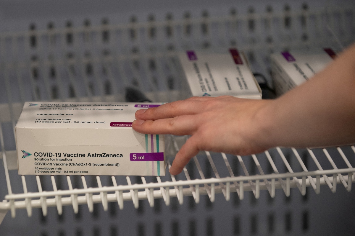 La vacuna contra covid-19 de AstraZeneca aún está siendo producida antes de iniciar su distribución. (Reuters)