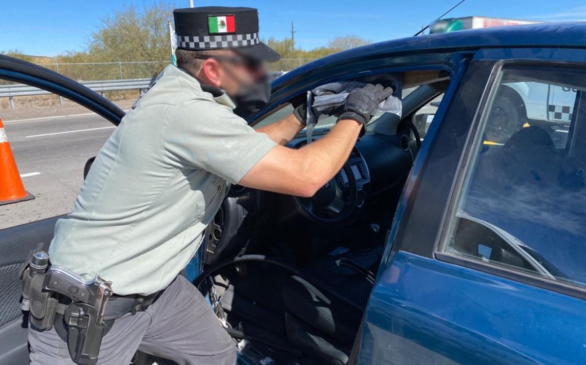 Los elementos federales hallaron en el techo del carro un compartimiento, del cual extrajeron seis bolsas de plástico | Especial