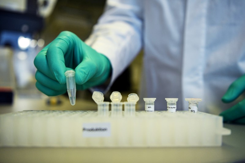 Ahora espera poder fabricar entre 600 millones y mil millones de dosis en 2022 | Reuters