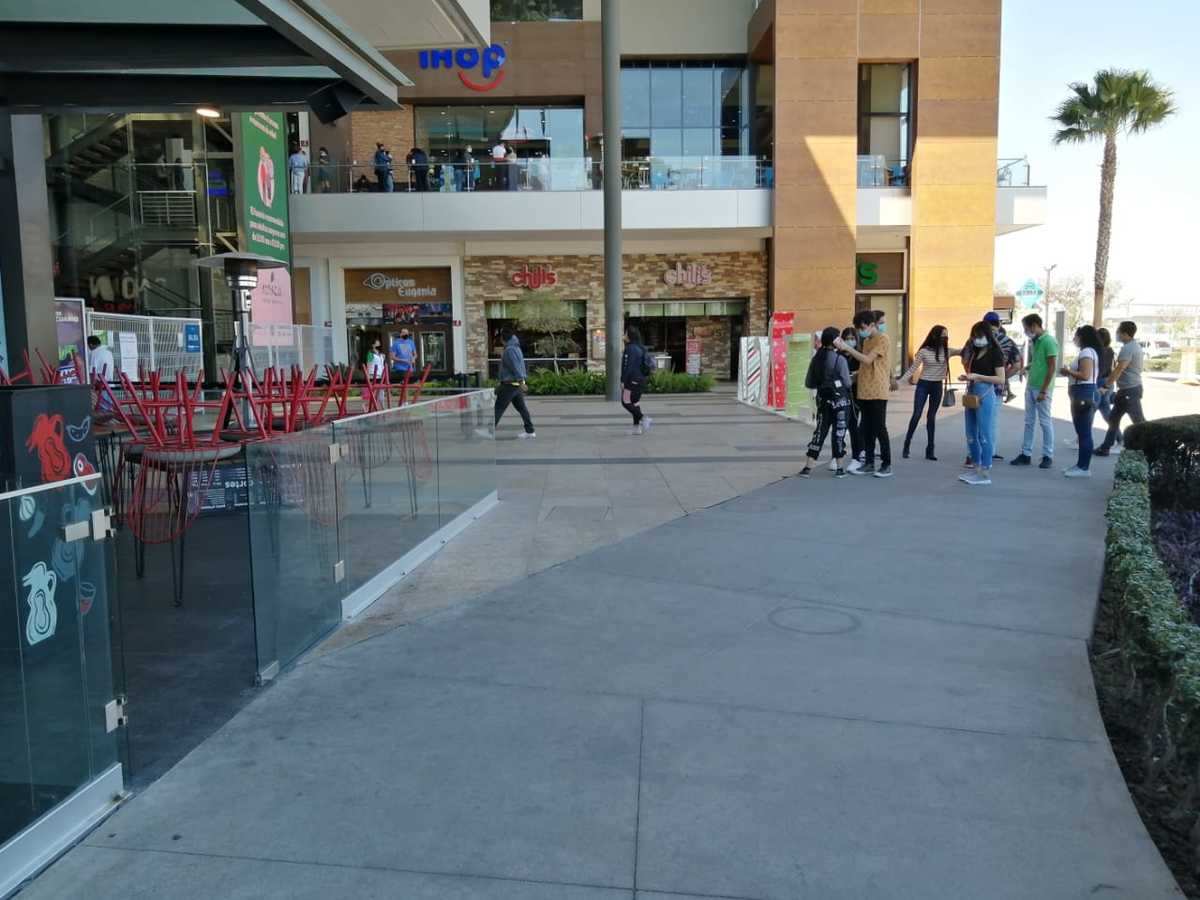 Fila para ingresar a los restaurantes