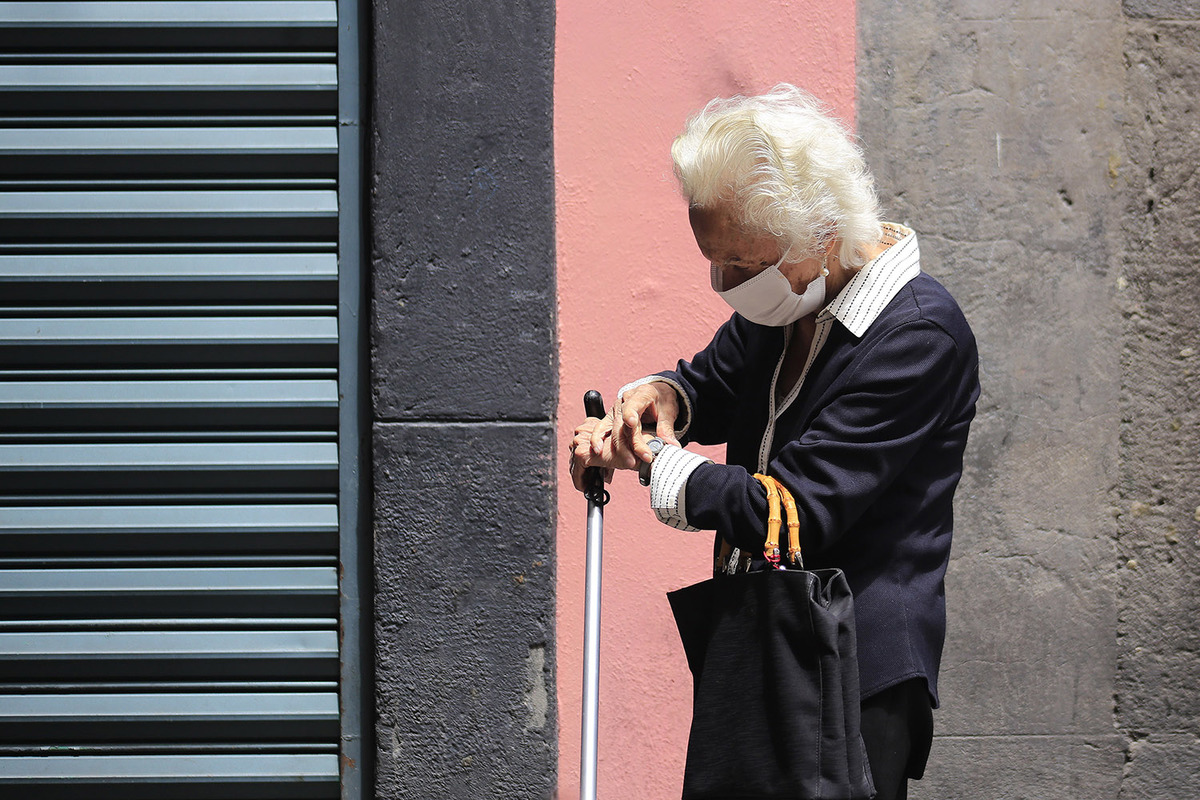 Una persona de la tercera edad, camina en las calles del Centro Histórico. (Andrés Lobato)