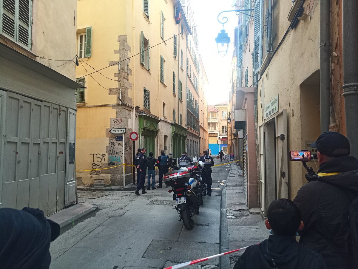 La policía de Francia desplegó un operativo tras el reporte de la persona decapitada. (@NoximilianWild)