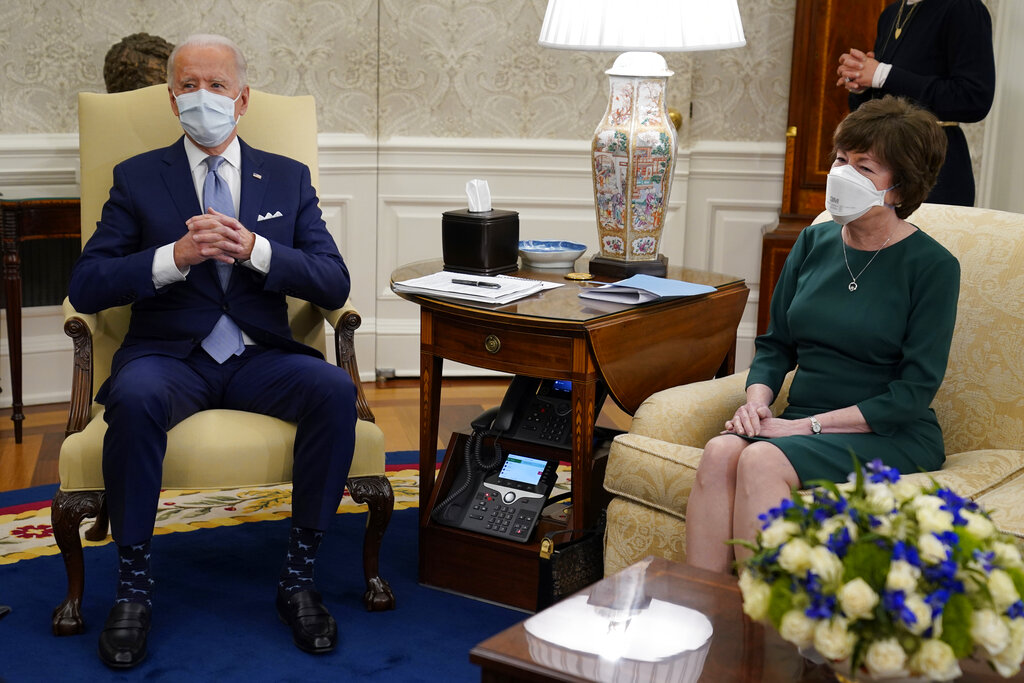 El presidente Joe Biden en reunión con algunos republicanos dentro de la Oficina Oval. (AP)