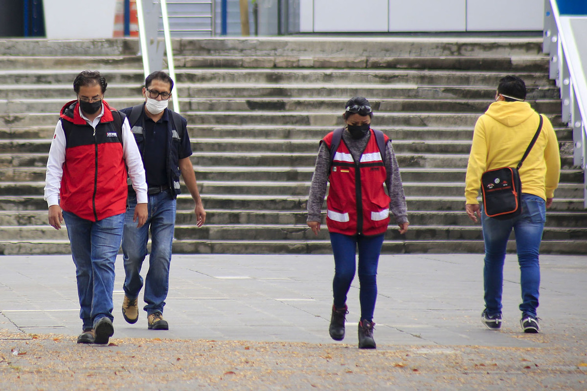 Trabajadores de la armadora alemana Volkswagen fueron exhortados a quedarse en casa. (Andrés Lobato)