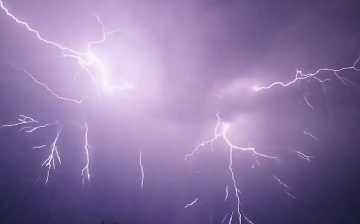 Un adolescente captura una impresionante tormenta eléctrica en slow motion desde su casa en Arizona. (DPA)