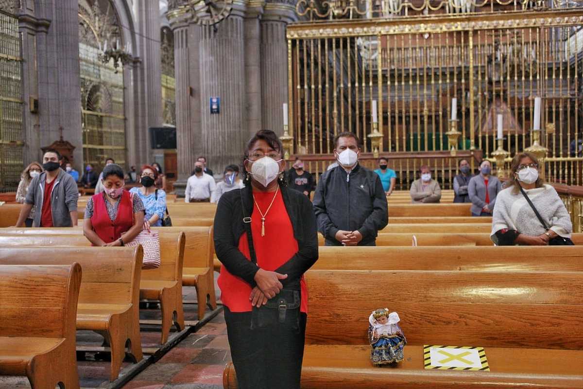 Fieles católicos asistieron este mediodía a la misa de bendición para los Niños Dios. (Andrés Lobato)