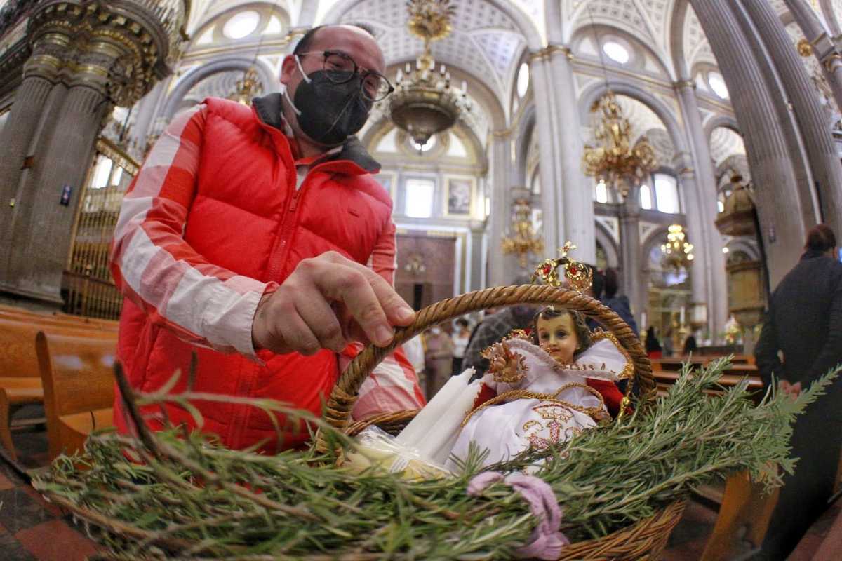 Fieles católicos asistieron este mediodía a la misa de bendición para los Niños Dios. (Andrés Lobato)