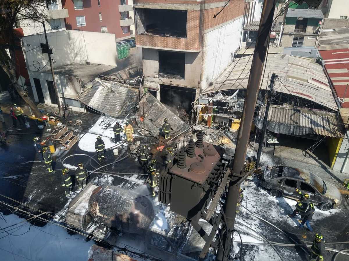 El incendio dejó  ocho personas lesionadas de levedad./ César Velázquez