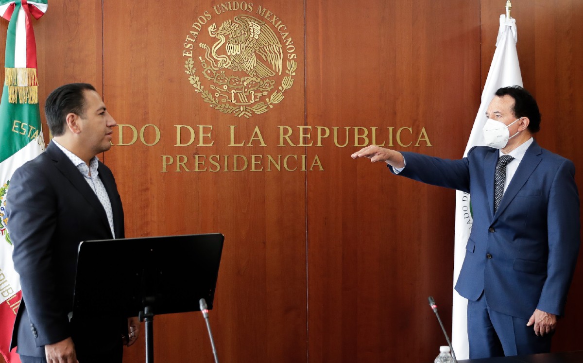 El nuevo senador rindió protesta en la sala de juntas de la Mesa Directiva. | Twitter