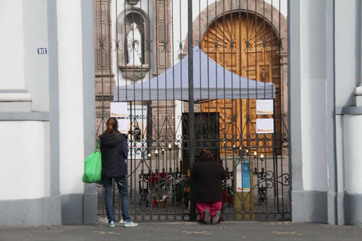 A pesar de que los templos continúan con actividades a puerta cerrada  algunas personas acudieron. (Sergio Sánchez-Hidalgo)