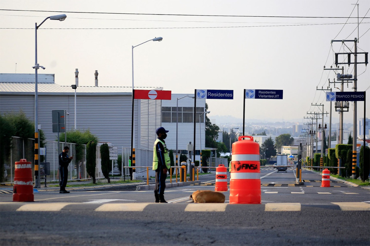 Vista del acceso a un parque industrial en Cuautlancingo. (Andrés Lobato)