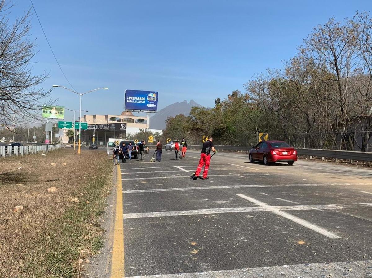 Camión de carga tira piedras y provoca choques en carretera. Foto: Pedro Delgado.