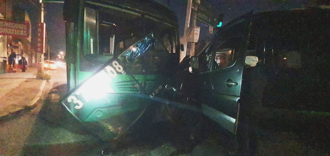 Choca camión d ela ruta 371 con otros dos vehículos en el centro de Tlaquepaque (Juan Carlos Munguía)