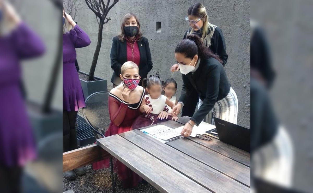Claudia Delgadillo hizo su registro en compañía de su familia (Especial)