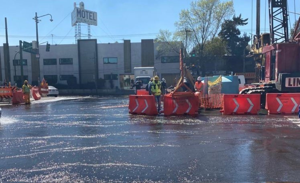 La fuga de agua inundó carriles de la calzada Ermita Iztapalapa. | Especial