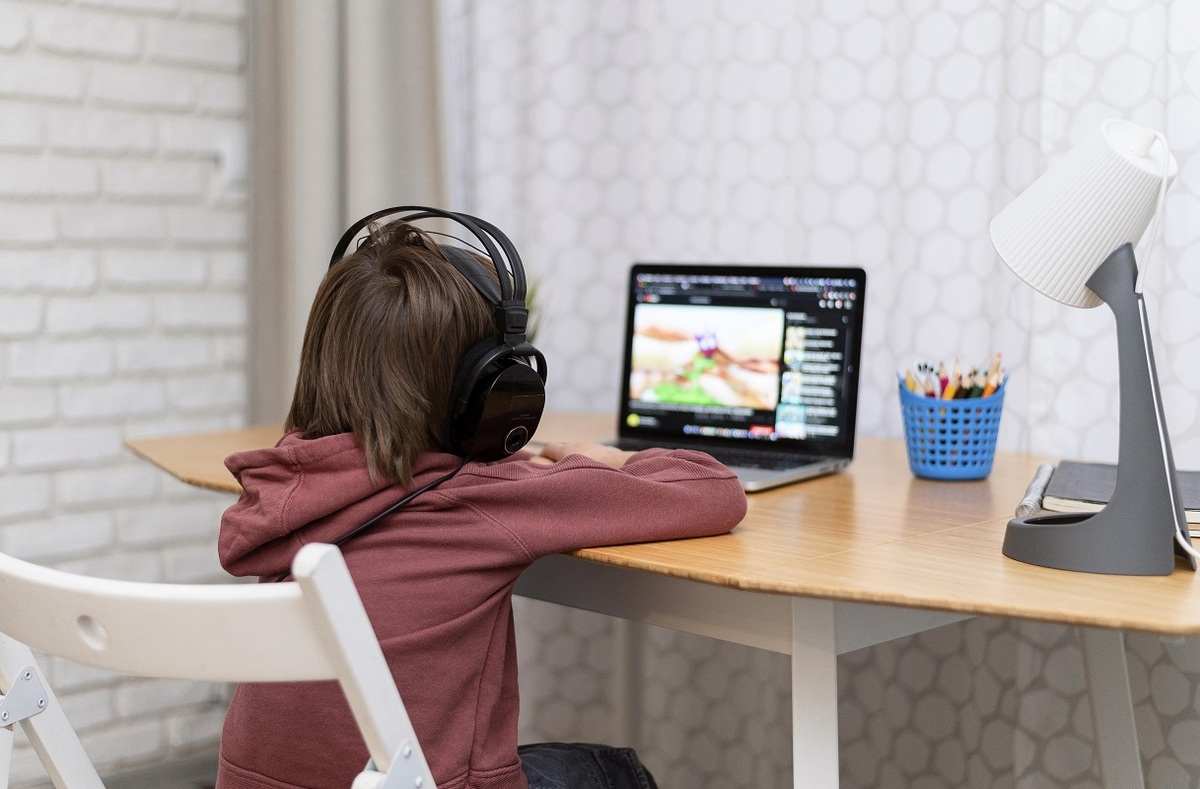 Es importante mantener el contacto entre profesores y padres de familia. (Freepik)
