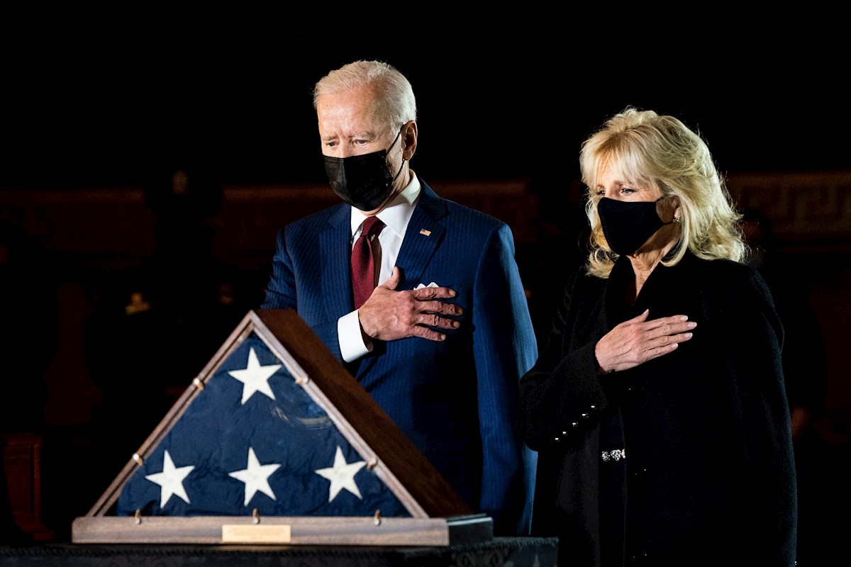 Joe Biden y su esposa Jill acudieron al Capitolio para honrar al policía fallecido en el Congreso. | EFE