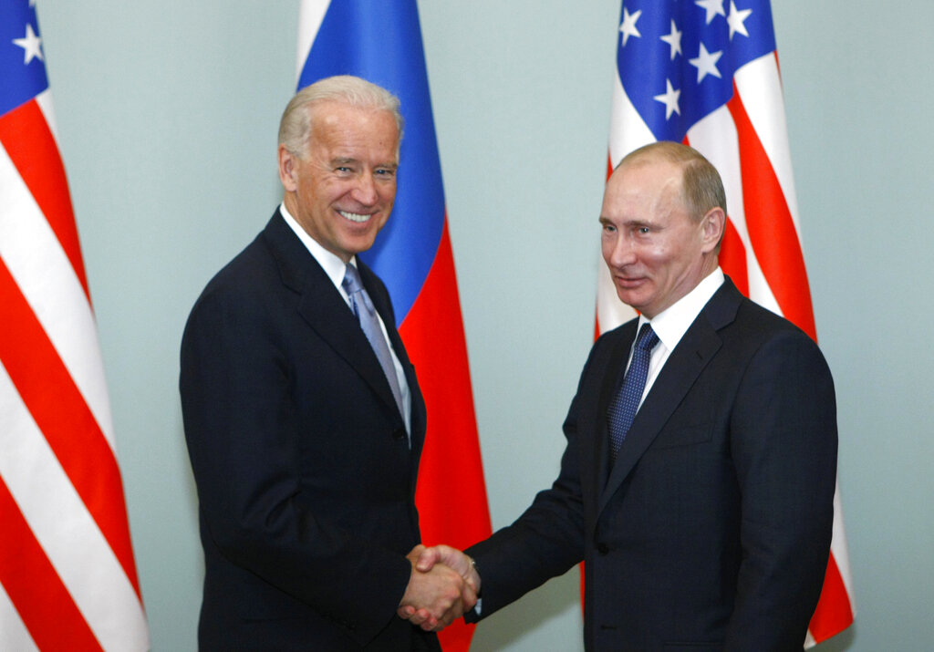 Joe Biden y Vladimir Putin en un encuentro en 2010. | AP