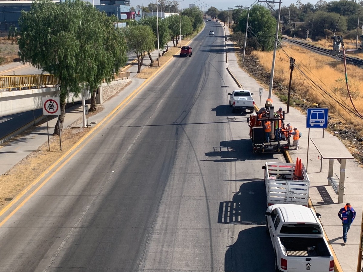 Dan mantenimiento a carretera León - San Francisco del Rincón. Especial