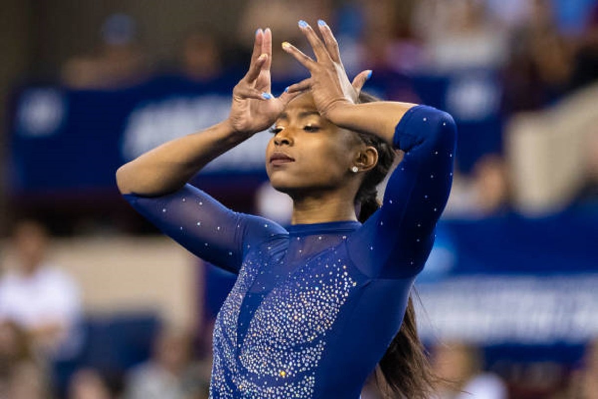 Nia Dennis durante una rutina en 2019. Foto: Timothy Nwachukwu/Getty Images