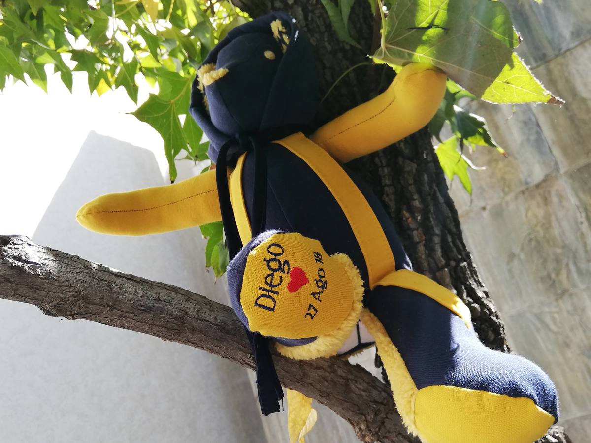 Osos de peluche con ropa de fallecidos por covid-19