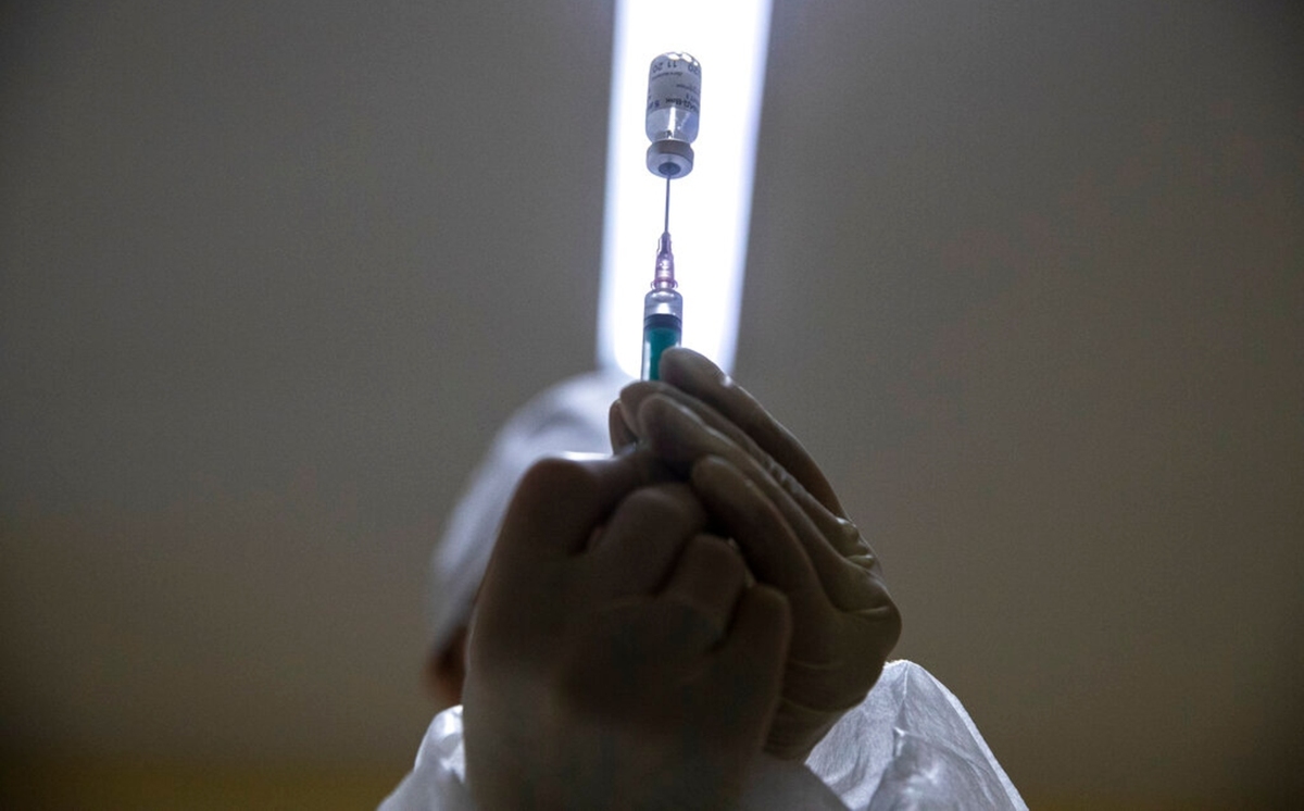 Un trabajador ruso prepara una dosis de la vacuna Sputnik V para aplicarla. (AP)